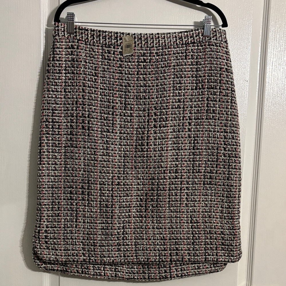 Elegant Ann Taylor, pink, black, and white Tweed Pencil Skirt . Nwt